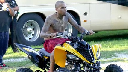 Chris Brown conduit sans t-shirt dans un nouveau clip