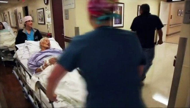 Une greffe de la main sous la peau de l'abdomen pour éviter l'amputation