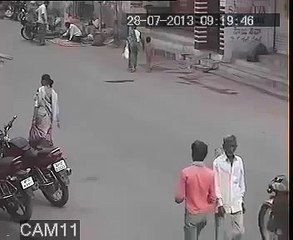 OMG !!! Chain Snatching on the road from a woman