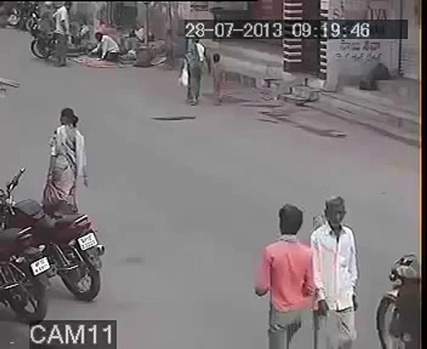 OMG !!! Chain Snatching on the road from a woman