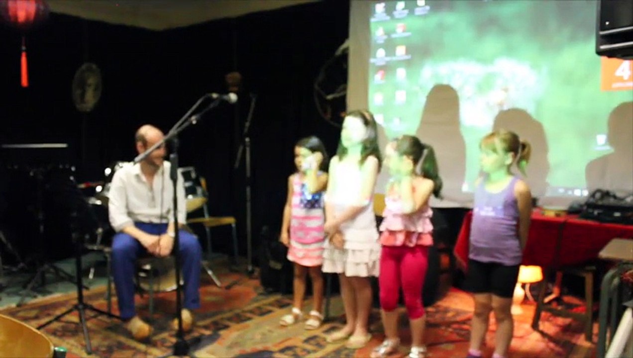 Présentation des dessins animés au kabaret des mains bleues