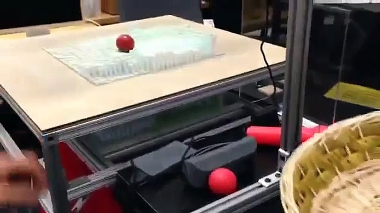 Interactive Morphing Table Surface Copies 3D Objects in Real Time