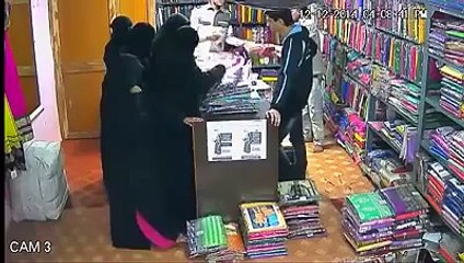 Burka Dressed Woman Shop lift sari Must Watch It