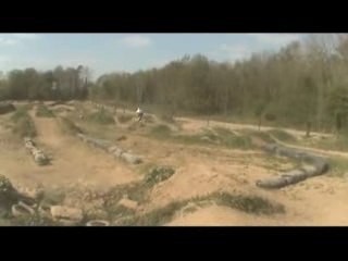 dirt bike 110 CC sur terrain de cross
