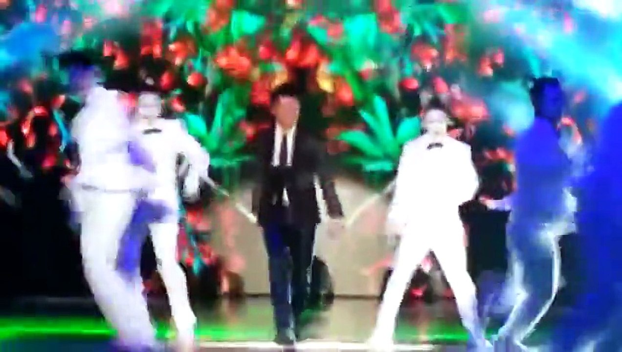 Hangeng 韩庚  winning World's Best Male Artist at WMA 2014 and performing Clown Mask