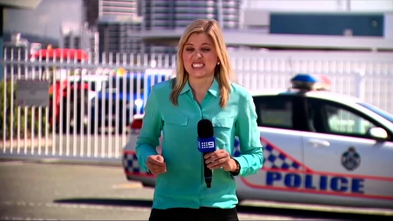 Cette reporter va se faire piquer par une fourmi bulldog en direct et ça fait très très mal!