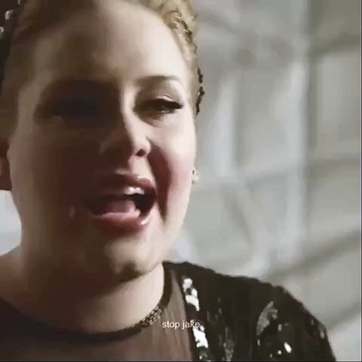 Adele chante avec l'armée de canards en plastique