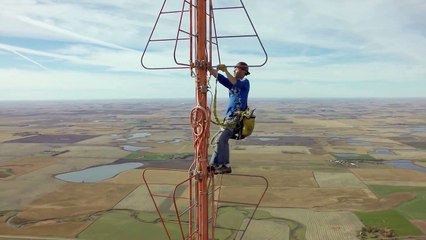 Here's the Guy Who Changes the Light Bulb on a 1,500 Ft TV Tower