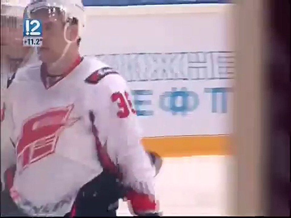 Девушка на трибуне