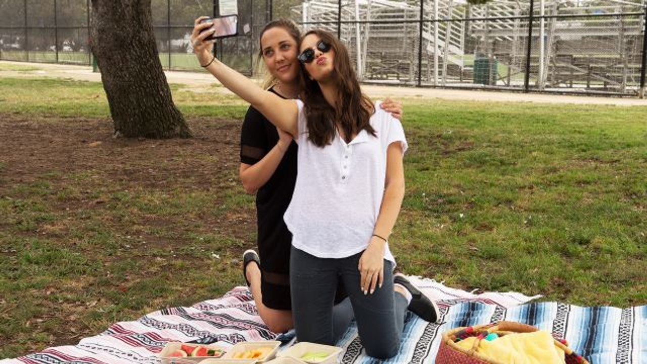 On Set with Claudia Sulewski - How to Be a BFF on Social Media and in Real Life