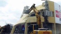 Excavator hand was cracked while building collapsing