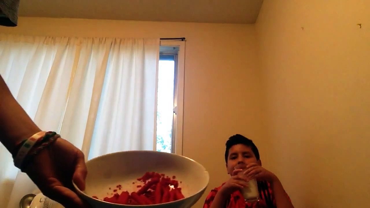 Eating takis challenge (comiendo takis)