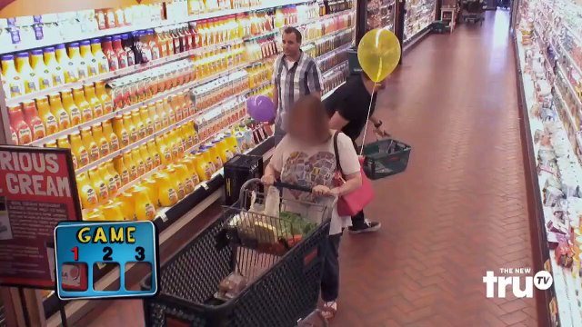 Accrocher des ballons d'hélium aux clients du supermarché