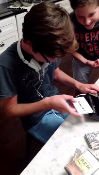 2 ados utilisent un Walkman pour la première fois