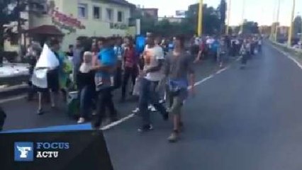 Hongrie : des centaines de migrants se rendent à pied en Autriche