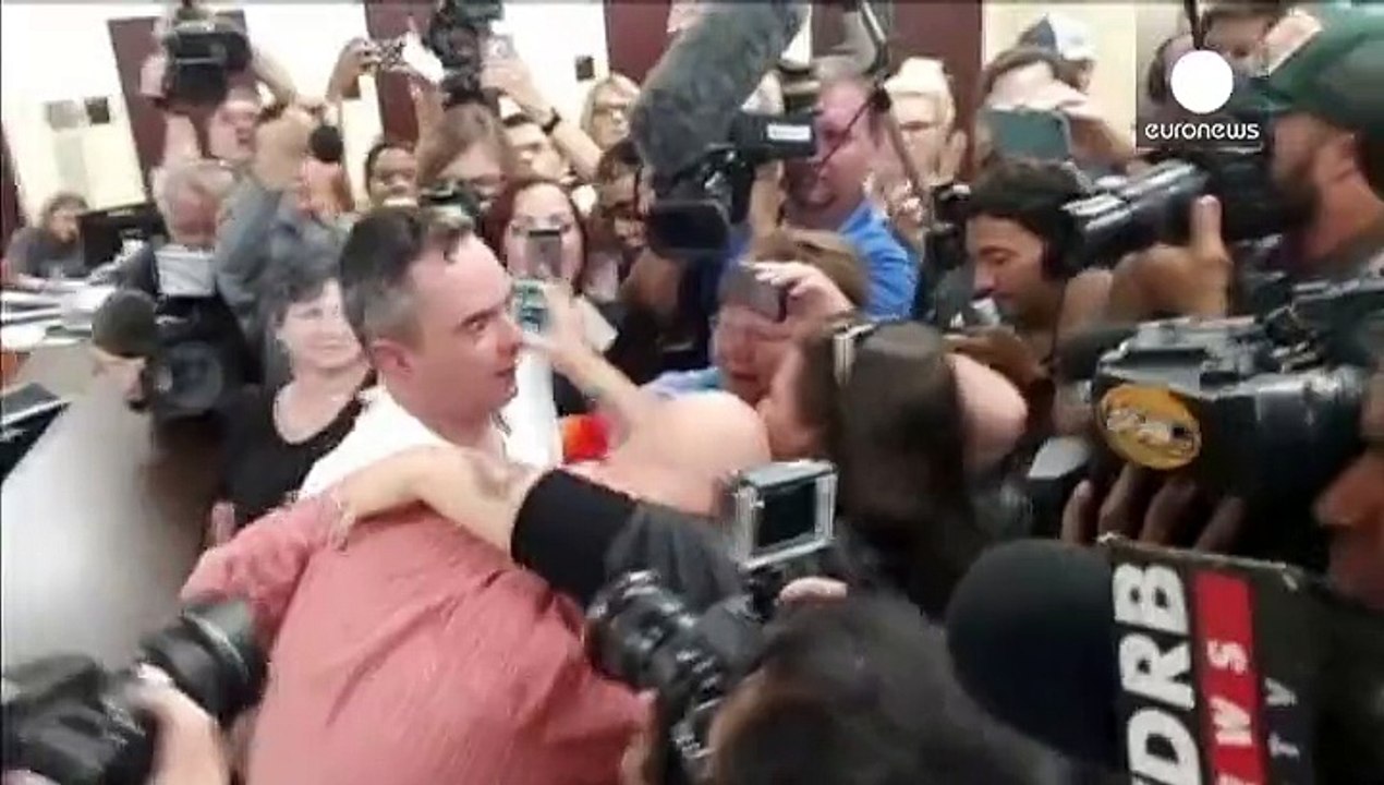 Kentucky county issues gay marriage licences after clerk's jailing