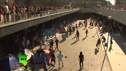Hooligans  attack refugees in Hungary