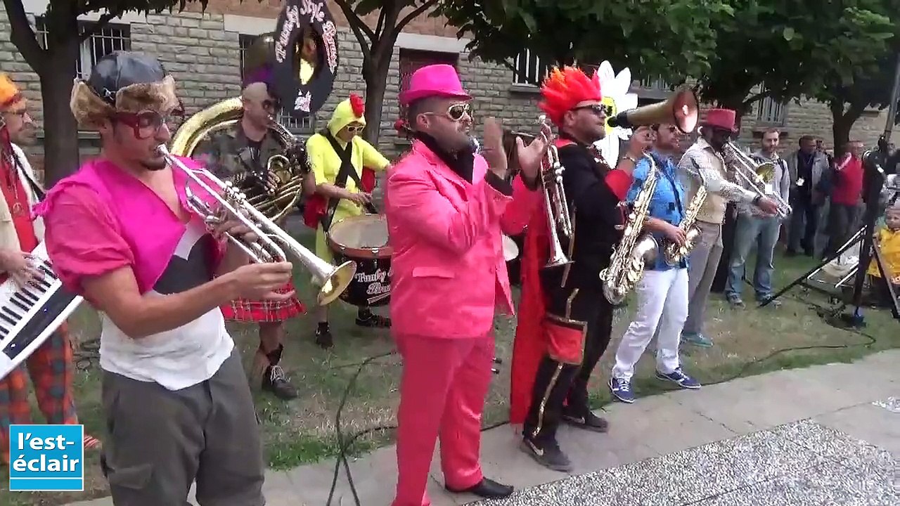 Démarrage en fanfare des arts de la rue à Sainte-Savine