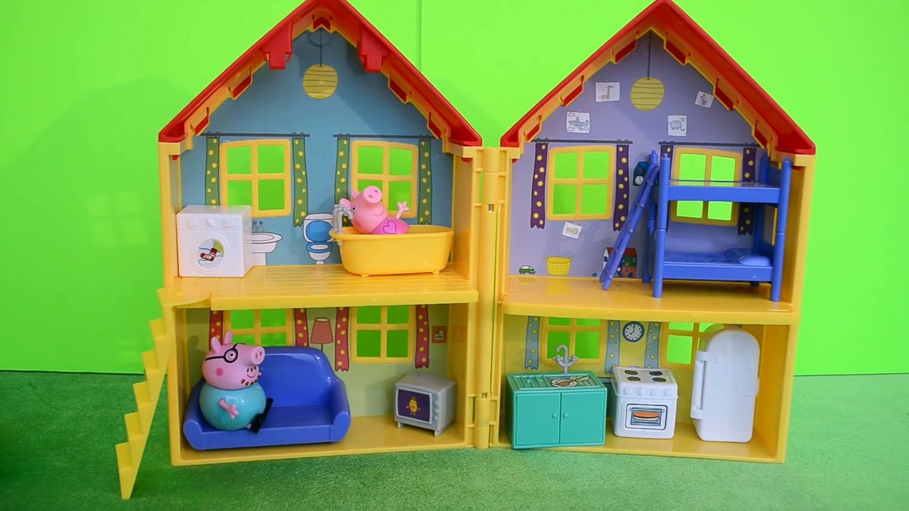 Pig George ganhando uma bicicleta do Papai Pig em Portugues Disneytoptoys!