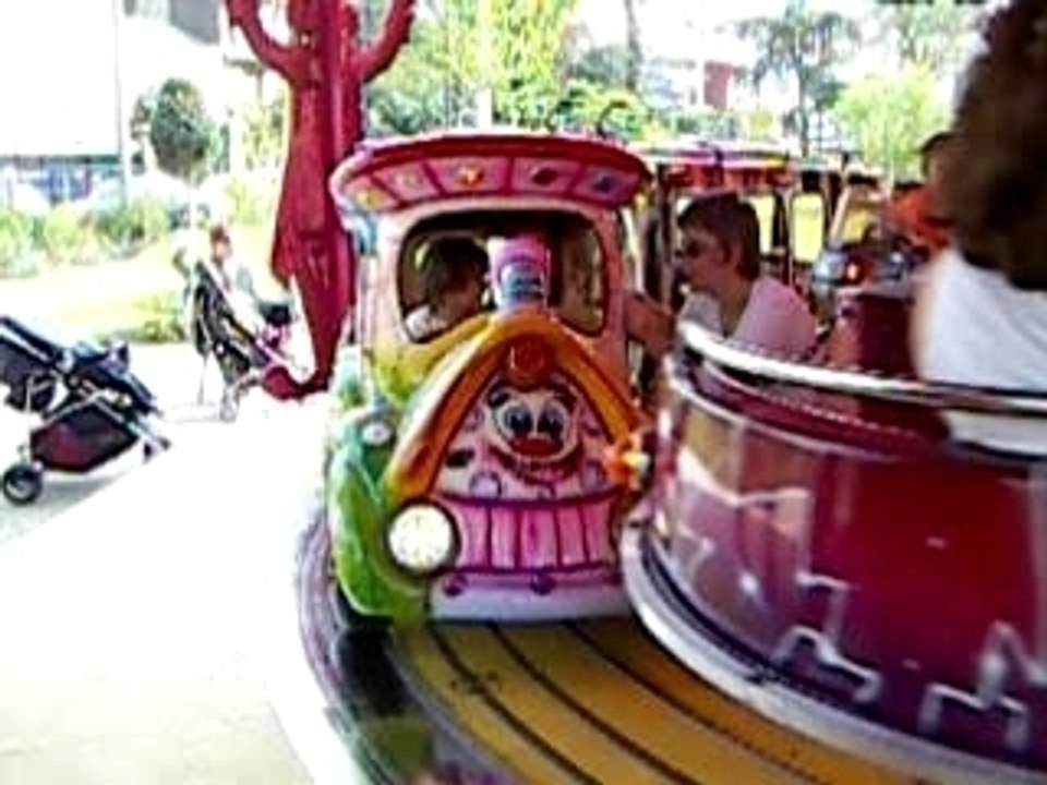 Julie sur le manege au parc