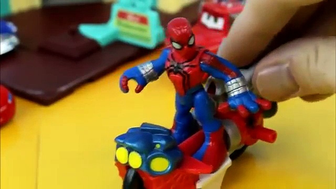 Rescue Squad Mater saves Toy Story Pizza Planet on fire  Burnt Lightning McQueen