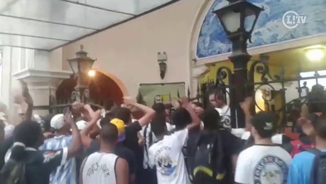 Torcedores do Vasco tentam invadir São Januário