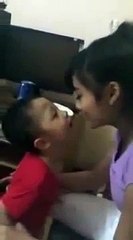 Hot girl xinh gái dạy em trai tập hôn