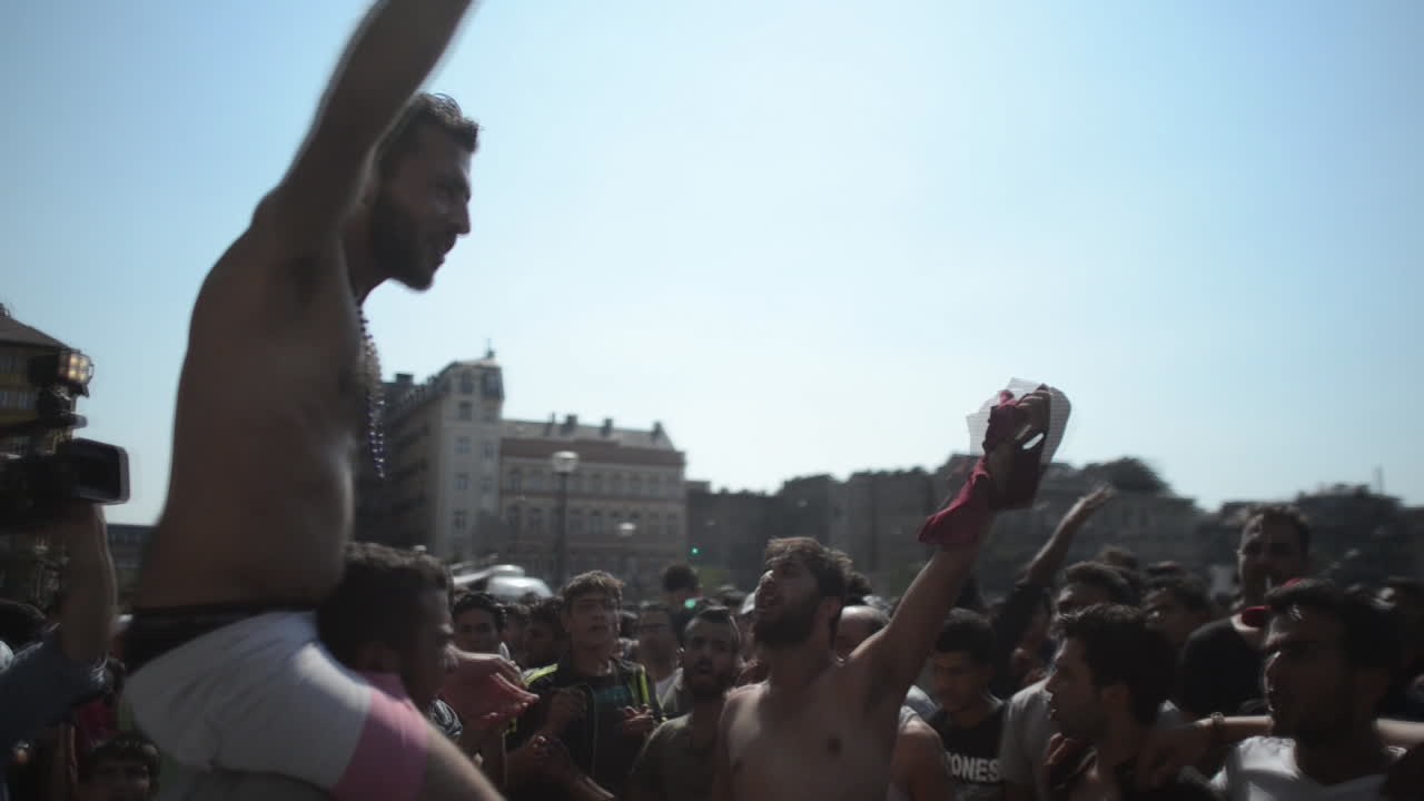 Flüchtlinge in Budapest rufen nach „Merkel, Merkel!“