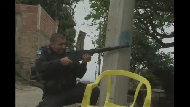 Intenso tiroteio assusta moradores de favela carioca