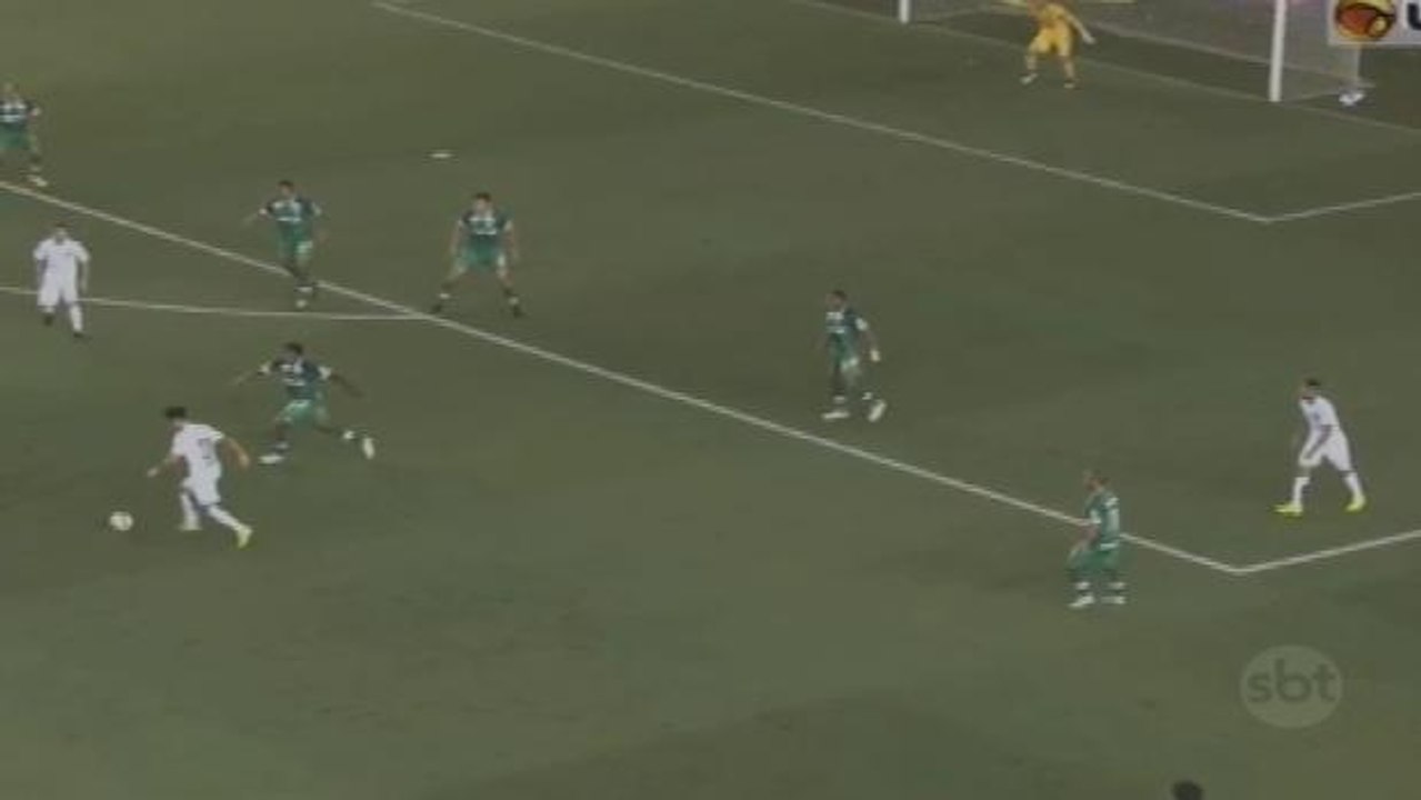 Santos vence a Chapecoense e se aproxima do G4