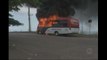 Moradores queimam ônibus e atacam a polícia após morte de jovem em Porto Alegre