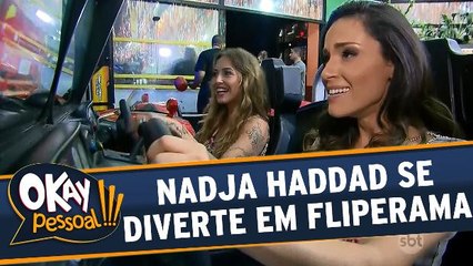 Bárbara Koboldt e Nadja Haddad se divertem em um fliperama