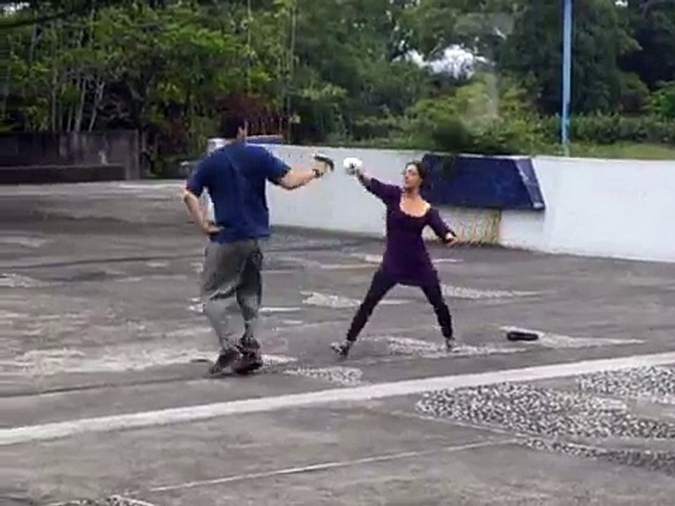 Duelo con espada (hombre contra mujer)