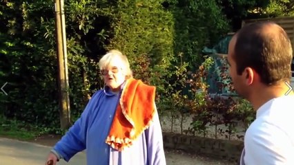 UNE VIEILLE RACISTE S'ENERVE DANS LA RUE !