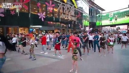 Sexy flash mob with popular tune "Little Apple"
