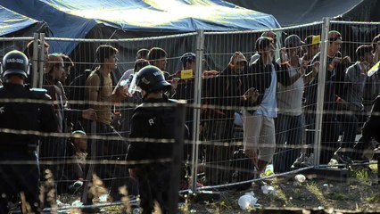 Migrantes escampam de campo de refugiados na Hungria