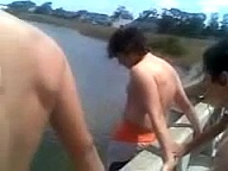 La Banda Tirandose Clavados en El Puente de Costa Azul