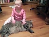 Kediyle Oynayan Komik Bebek