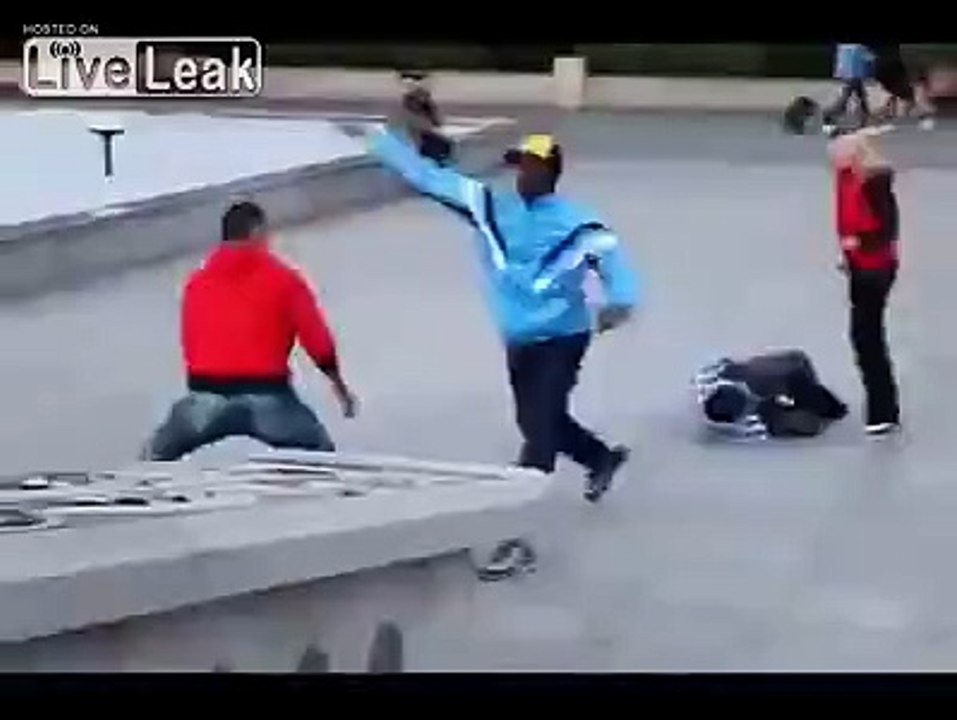 Guy takes down 4 black guys with KungFu