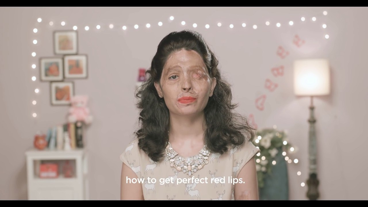 Cette survivante à une attaque à l'acide fait des tutos maquillage