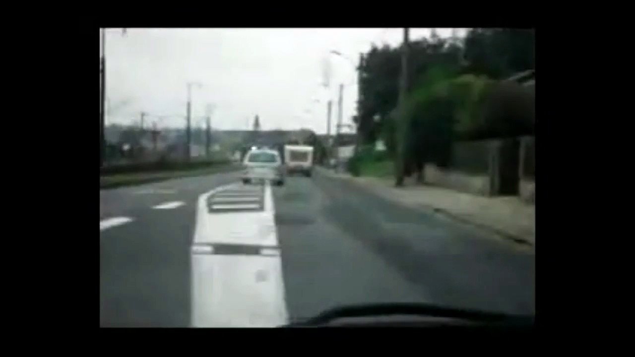 Une course poursuite à la Française, quand la police prend en chasse une caravane.