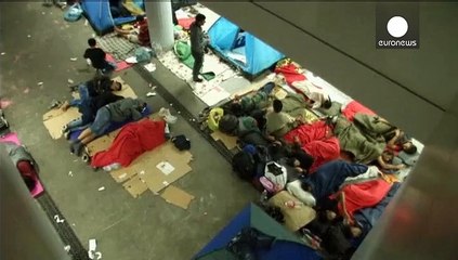 Ausreiseerlaubnis erteilt: Erste Flüchtlinge aus Budapest in Österreich eingetroffen