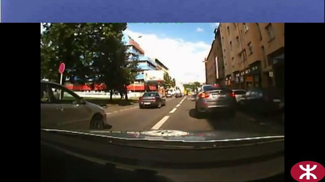 Une voiture de police prend en chasse une moto République tchèque