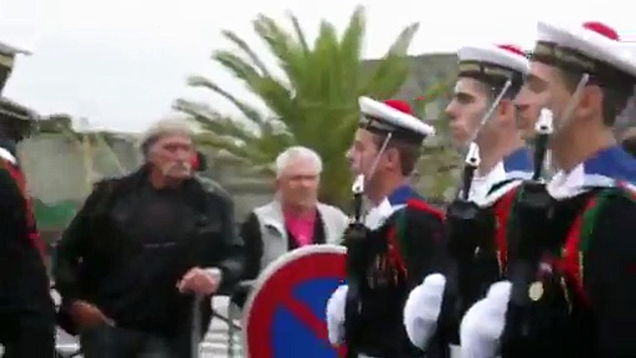 Cérémonie Défilé Ecole Fusiliers Marins CONCARNEAU 5 OCTOBRE 2012 - Video Dailymotion