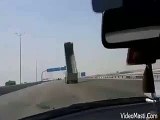 Big Truck Crashes Into Highway Sign - Unbelievable Live Accident(videomasti.com)