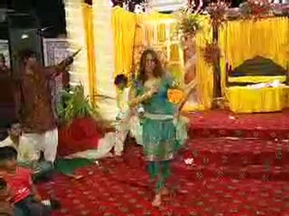 Mehndi Dance Karachi Shishi Bhari Gulab Ki - YouTube