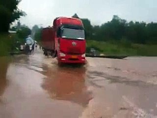 Nager Hati Accedent Ghati (truck Flot In Water)