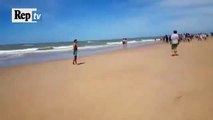 Simeone come Forrest Gump: folla lo segue sulla spiaggia