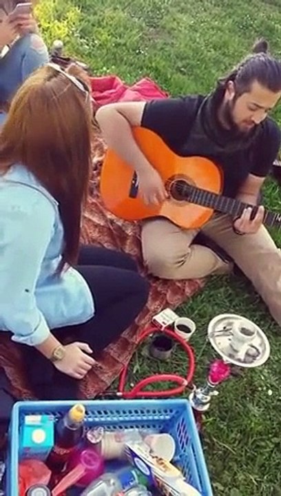 ACIYI SEVMEK OLUR MU  GENÇLER DÖKTÜRÜYOR