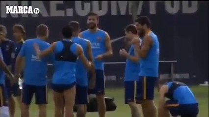 Funny football Gerard Pique se Burla de Neymar y Messi se Rie